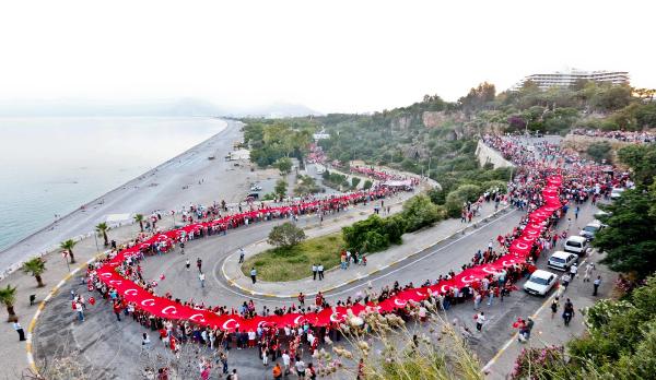 MEYDANDA 100 BİN KİŞİ!