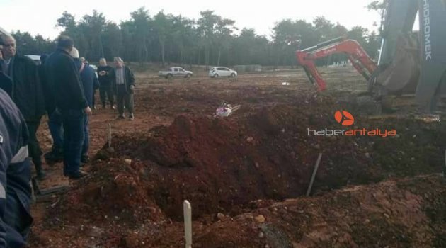 Mezarlıktan seslendi