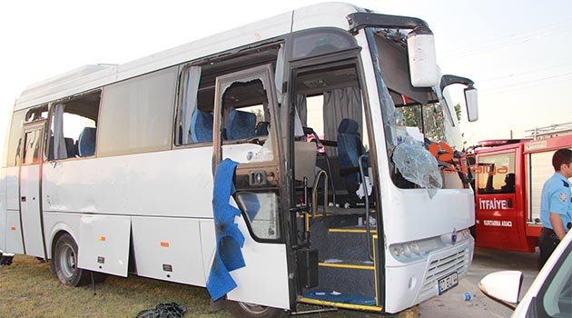 Midibüs ile otomobil çarpıştı: 21 yaralı