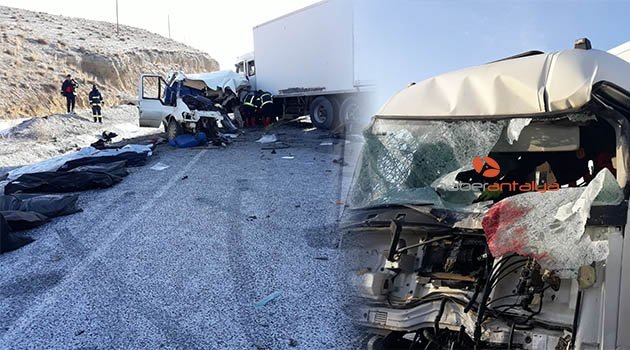 Minibüs ile kamyon çarpıştı: 8 ölü, 2 yaralı