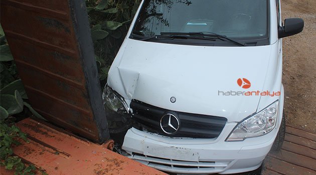 Minibüs tır dorsesine çarptı: 2 çocuk yaralı