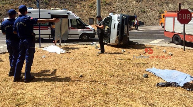  Minibüsle otomobil çarpıştı; ölü ve yaralılar var