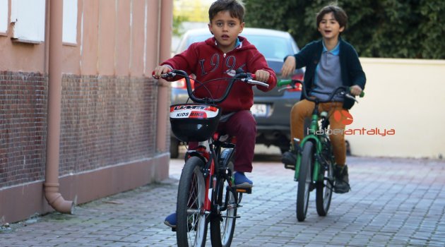  Minik Efe, ilk defa 2 kulağıyla duymaya başladı