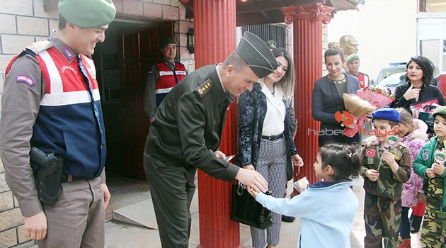  Minik öğrencilerden asker abilerine sevgi kolisi