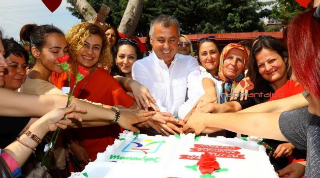 Minik yüreklerden annelere anlamlı kutlama