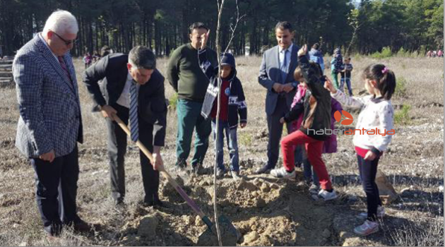 Minikler fidanları toprakla buluşturdu