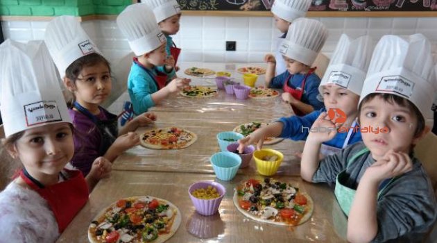 Minikler pizza yapmayı öğrendi
