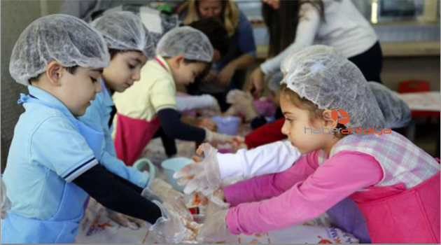 Minikler, 'Yerli Malı Haftası'nda tarhana yaptı