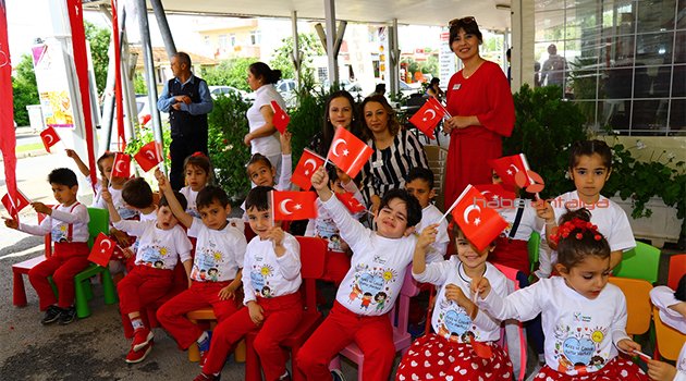 Miniklerden 23 Nisan kutlaması