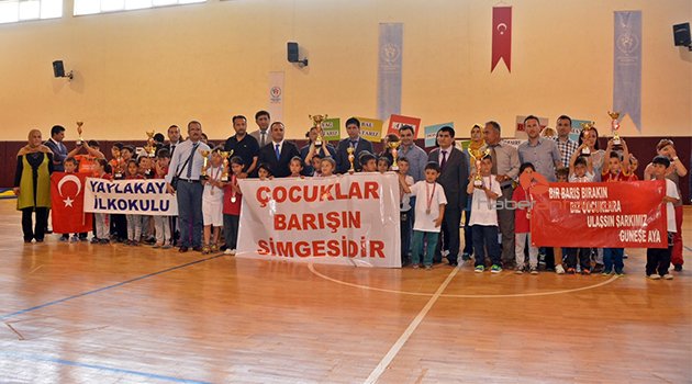   MİNİKLERDEN ANLAMLI MESAJ: “YAĞ SATARIZ, BAL SATARIZ AMA KARDEŞLİĞİMİZİ SATMAYIZ”