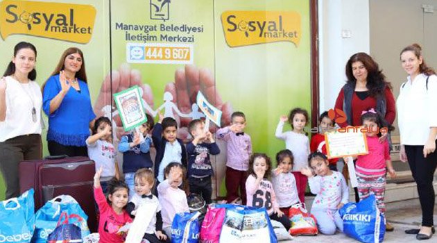 Miniklerden Sosyal Market'e yardım