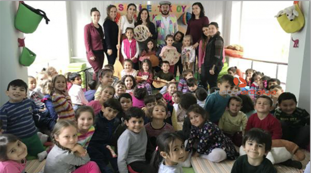Miniklere halk müziği konseri