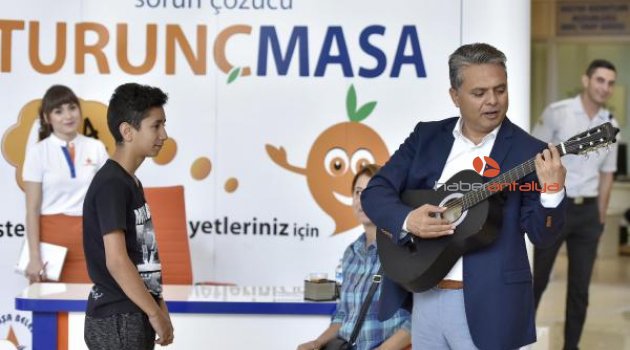 Modern Zamanlar'ın ilk okuyucusu Başkan Uysal