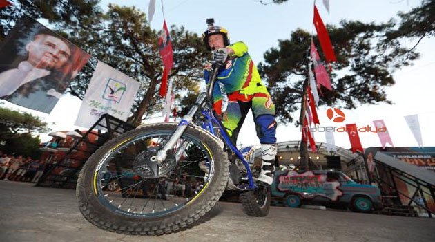Motosiklet Festivali'nde akrobasi gösterisi nefes kesti