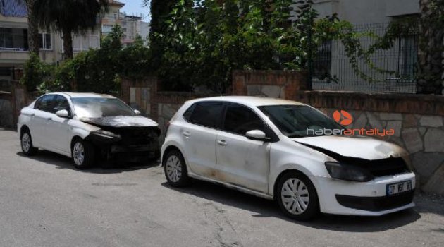 Motosiklet kaskı takıp 2 otomobili kundakladı