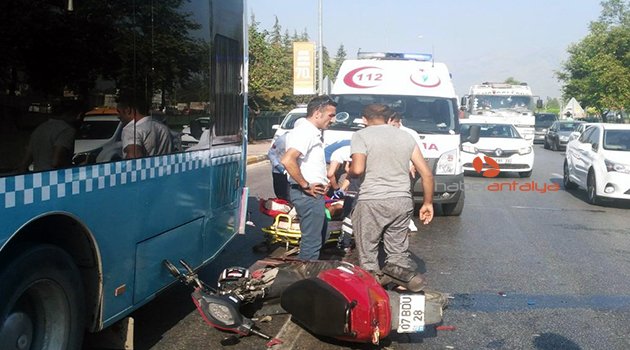 Motosiklet otobüse çarptı: 2 yaralı