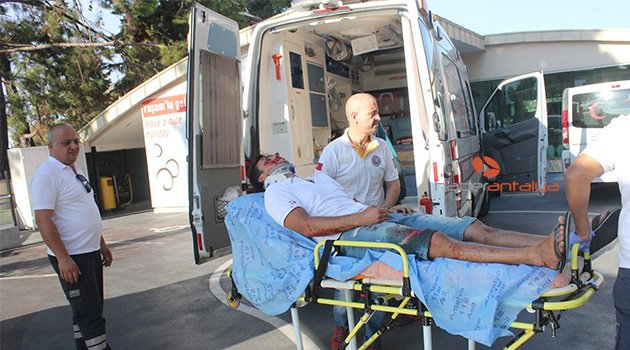 Motosiklet 'U' dönüşü yapan minibüse çarptı