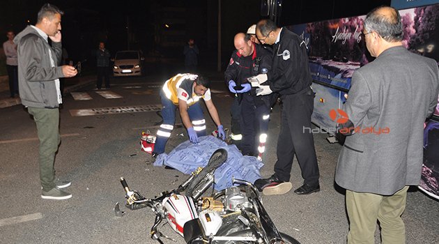 Motosiklet yolcu midibüsüyle çarpıştı: 1 ölü, 1 yaralı