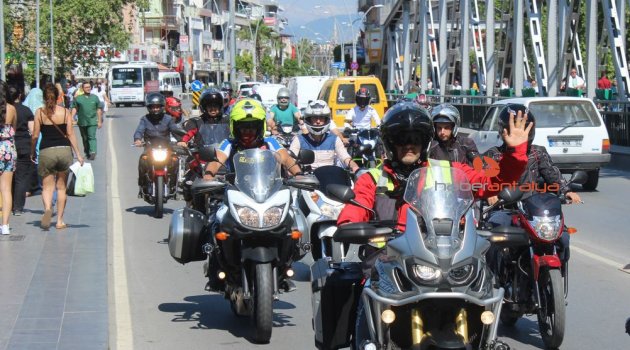 Motosikletçilerden 'kask' konvoyu