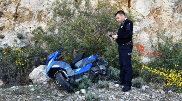Motosikletiyle kayalıklara çarptı