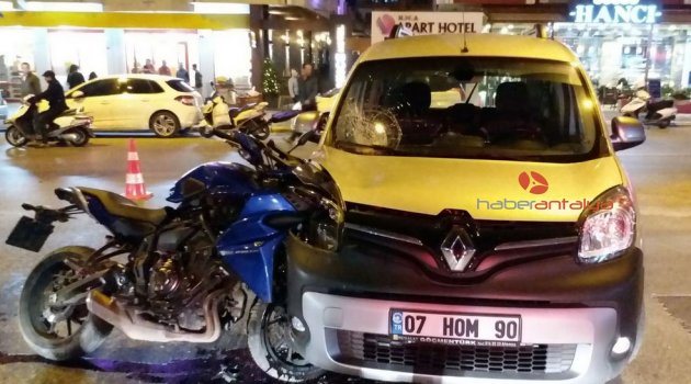 Motosikletle otomobil çarpıştı: 1 yaralı
