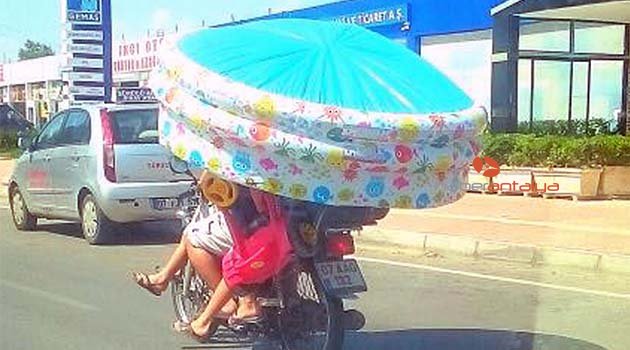 Motosikletle tehlikeli yolculuk