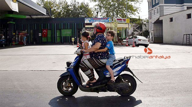 Motosikletli annenin tepki çeken ihmali