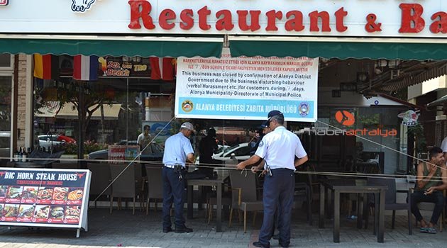 Mühürlenen işyerlerine İngilizce pankartlı ifşa
