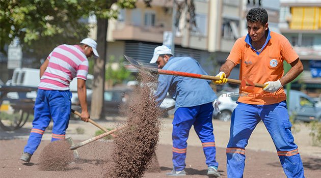 Muratpaşa’da çocukların oyun alanı yıkanmış kırmızı kumdan olacak