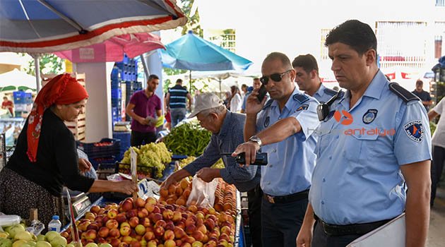 Muratpaşa pazarlarında etiket denetimi