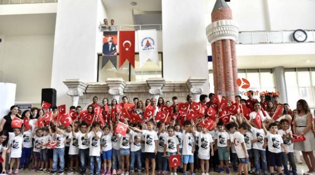 Muratpaşa'nın miniklerinden Zafer Bayramı kutlaması