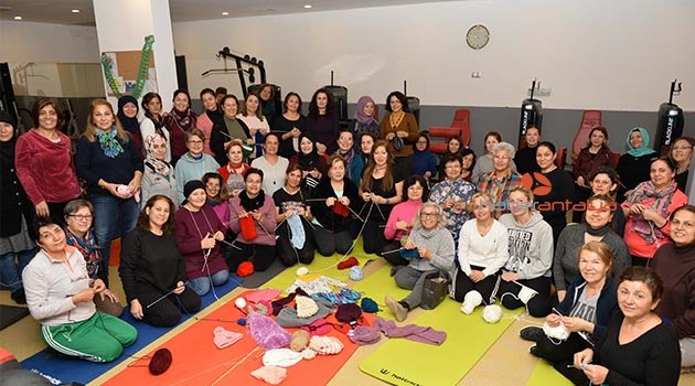 Muratpaşa'nın sporcu ev hanımlarından çocuklara atkı ve bere