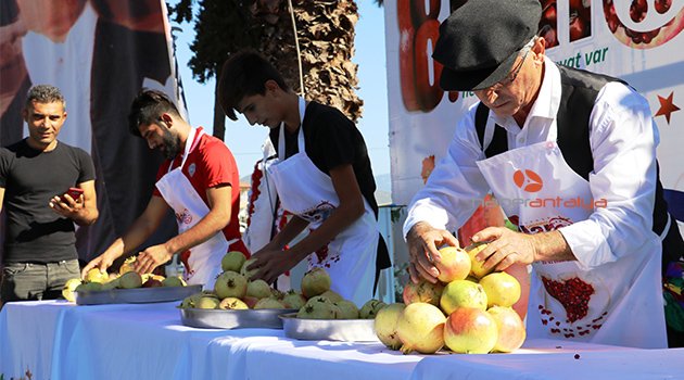 Nar tanelerini yere düşürmeden yemeye çalıştılar