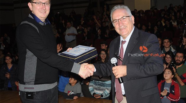NASA'DA ÇALIŞAN DR. UMUT YILDIZ, ÖĞRENCİLERE UZAY ÇALIŞMALARINI ANLATTI