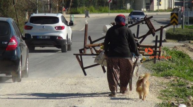 Nazmiye nine, hacca gitmek için hurda topluyor