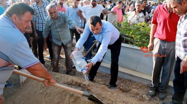NEFİ KARA, ANNESİNİ SON YOLCULUĞUNA UĞURLADI