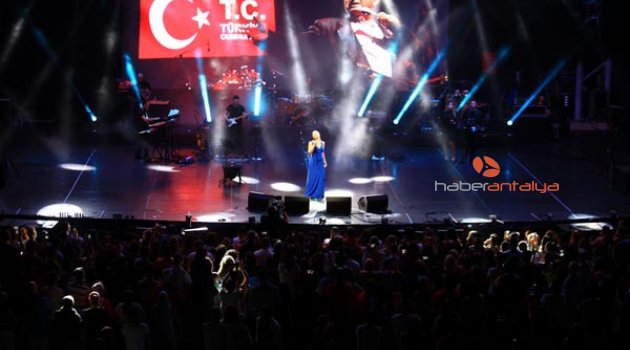 NİLÜFER'DEN BÜYÜLEYEN GECE