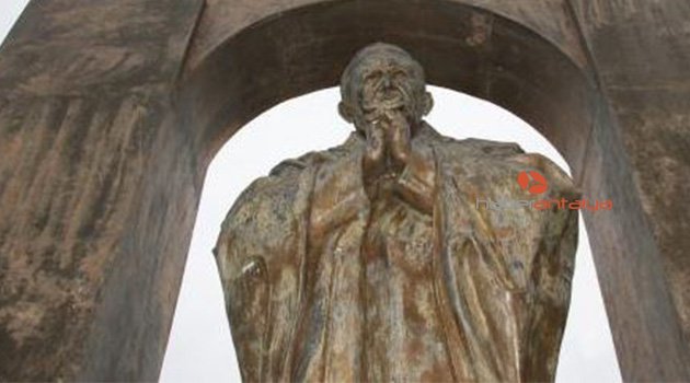 O heykel, laikliğe zarar verdiği gerekçesiyle kaldırılıyor!