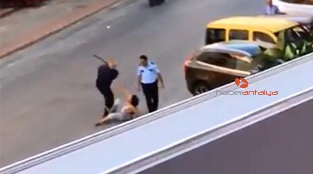 O polisler, dövdükleri Kırgız kadını daha önce boğulmaktan kurtarmış