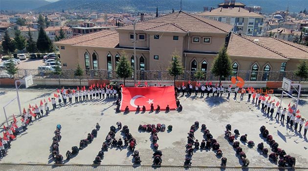 Öğrenciler bedenleriyle 'önce vatan' yazdı