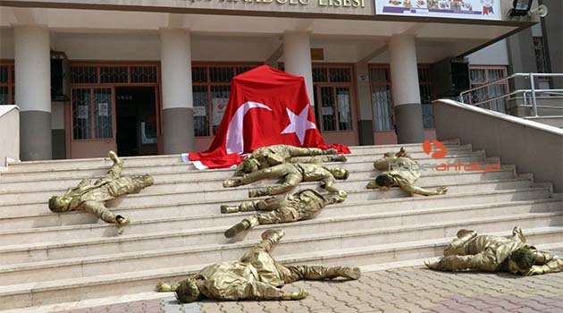 Öğrenciler, okul merdiveninde şehit düşmüş hâlde yattılar