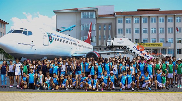 Öğrenciler uçak okulu gezdi