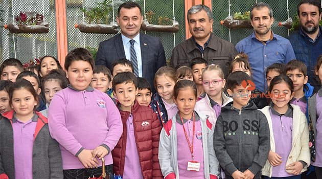 Öğrencilerden “Geri dönüşümden çiçek bahçesi projesi”