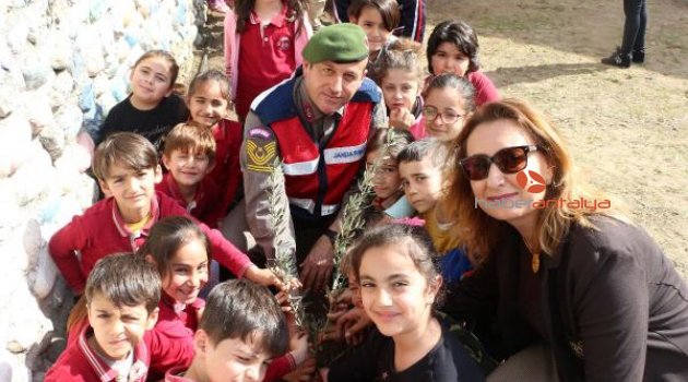 Öğrencilerden Mehmetçiğe destek