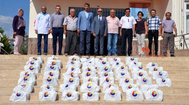 Öğrencilere ayakkabı yardımı