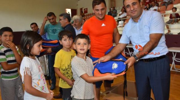 Öğrencilere malzeme yardımı