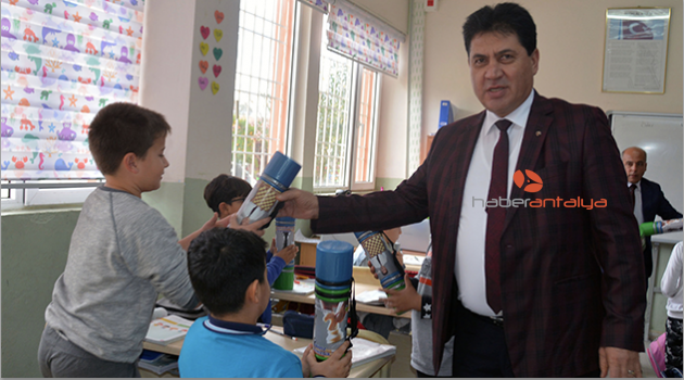 Öğrencilere satranç takımı