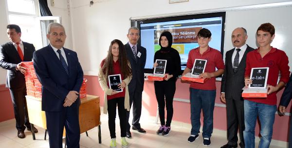 ÖĞRENCİLERE TABLET DAĞITILDI