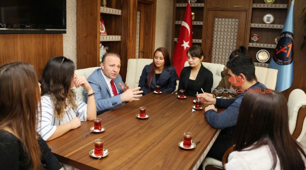 Öğrencilerinin gönlünde taht kurdu