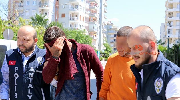 Öğretmeni öldürüp, parasıyla eğlenceye gittiler